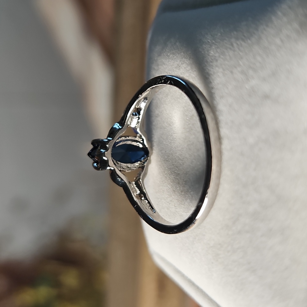 Elegant Silver and Blue Gemstone Ring - Picture 7 of 10